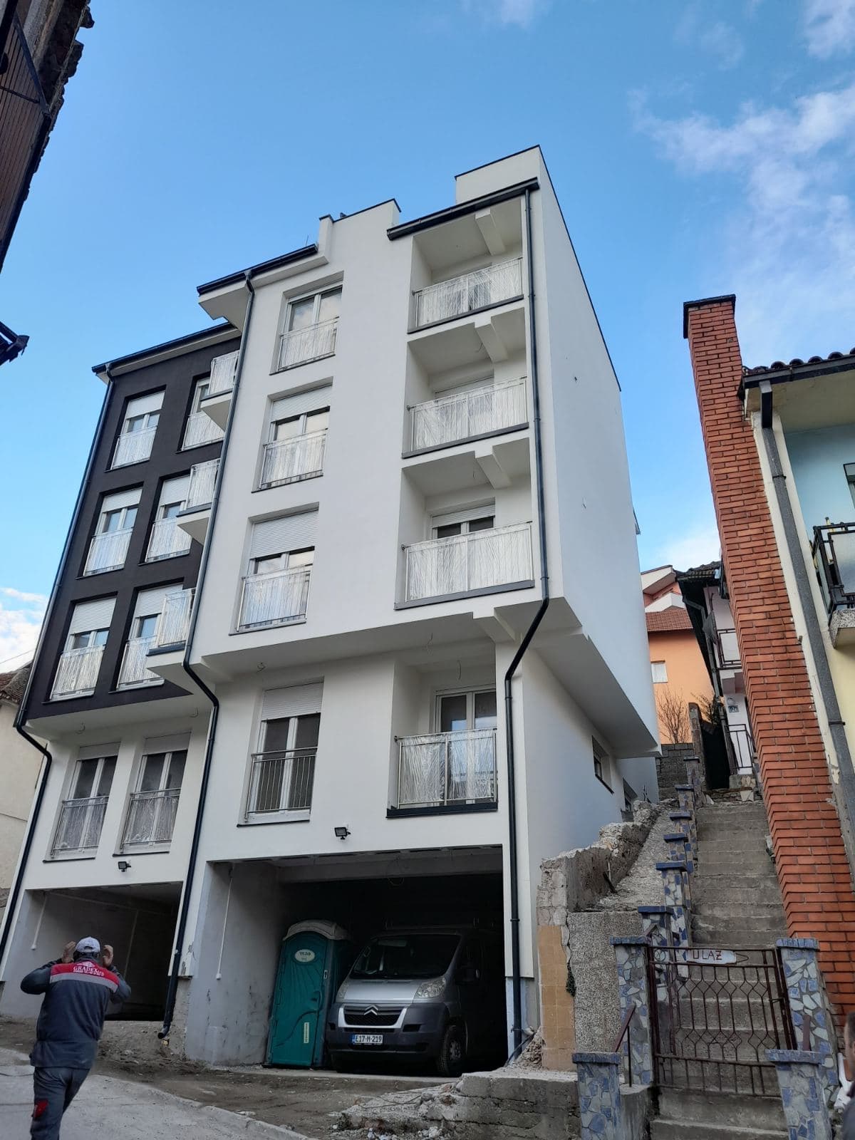 VIŠEPORODIČNI STAMBENI OBJEKAT (IZNAD SPOMENIKA)